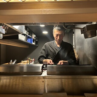 炭の風味を纏った厳選地鶏の串焼きに舌鼓
