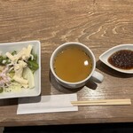 神田の肉バル RUMP CAP - ミニサラダ、スープ、ソース