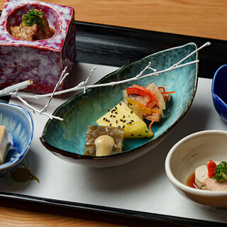 도호쿠가 자랑하는 제철 식재료를 사용. 계절의 매력을 느끼는 본격 일본식에 혀고