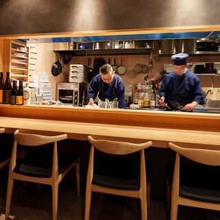 은신처와 같은 고급 공간에서 일본식 일근의 판 앞 두 사람이 환대