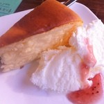 カフェ＆ビア　あるかアるか - ランチセットには、100円でデザートも付けられるのです。
      しっとりチーズケーキのアイスクリーム添え。
      ほんとに、しっとり、ほろりでした☆
      