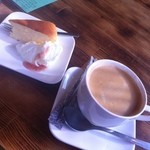 カフェ＆ビア　あるかアるか - ランチセットにプラスした食後のデザート♪
      これで200円！やすっ！
      本格コーヒーと、美味しいチーズケーキで、幸せでした☆