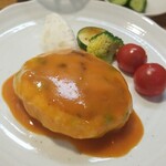 キッチン ブルー グローブ - ハンバーグには、海老のジェ・トマトクリームソースがタップリ！