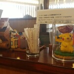 キッチン ブルー グローブ - レジ横の置物、左奥のタツノオトシゴは、何だろう？