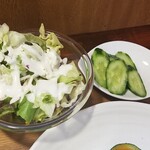 キッチン ブルー グローブ - サラダ、お新香のアップ