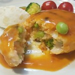 キッチン ブルー グローブ - 海老のつみれと枝豆のハンバーグは少し固め、カットすると枝豆が飛び出して来る！