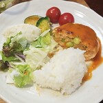 キッチン ブルー グローブ - ご飯、ご飯、サラダ乗せ、ハンバーグは残りわずか