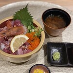 Shirakaba - これこれ！やっぱり海鮮丼は豪華でないと！
                        とびっこと海老も乗ってるよー
                        先日行った海鮮丼と大違いのサイズ感とコスパと豪華さだね！