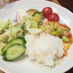 キッチン ブルー グローブ - ご飯、サラダ、お新香を乗せてワンプレート