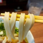 博多うどん 忠兵衛 - あまり見かけない平打ち麺、もちっとした食感に弾力がある。何と言っても出汁が美味しかったです。