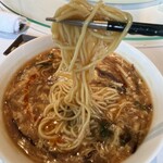 中国料理 星ヶ岡 - ふかひれ入り酢辛味そば、麺箸上げ