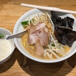 花木流味噌 - スープは濃厚マイルド、麺は太麺、肉厚の木耳たっぷり