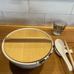 らーめん かねかつ - なぜか木蓋付きでの配膳