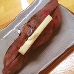 喜多萬 - 料理写真:お隣カウンターさまから
プレゼント*\(^o^)/*
斬新なお料理。
これは間違いないっ!！
さつまいもばたー＊