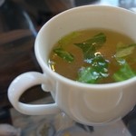 カフェ クロスロード - 海南鶏飯に付いてくる青菜スープ。さっぱり。