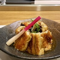 入谷鬼子母神門前のだや - うざく
                      鰻の蒲焼きの切り身で胡瓜の塩揉みを囲むスタイル、盛り付けが美しい！