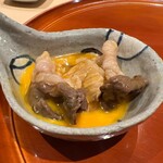 銀座 しのはら - 大将が取り分けてくれた熊と猪豚を溶き卵で