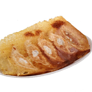 皮から手作りの羽根つき餃子、水餃子や蒸し餃子とも食べ比べ◎