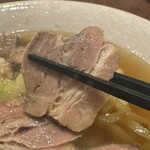 麺とおばんざいとお酒のお店 佳什 - 煮込み系のバラチャーシューは味付けしっかり目で白飯が進みます。