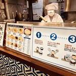 つるまる饂飩 - 熱気むんむん店内