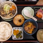満天酒場 - 料理写真:煮込み&刺し身定食 ¥750