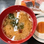 三代目 田久保食堂 - 鮭とわかめのお味噌汁