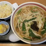 昭和軒 - 本日の定食（味噌ラーメン＋ミニチャーハン、おしんこ）800円！！