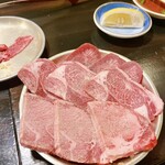 Taishuu Horumon Yakiniku Jun - タン3種盛り1870円