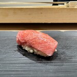 鮨割烹 六本木 亀甲 - トロの霜降り部分