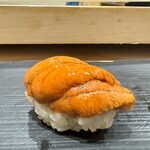 鮨割烹 六本木 亀甲 - ウニの握りは、大将のスキルが成せる技