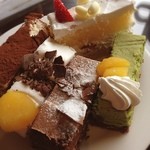 Pieru Doronsaru - スイーツ食べ放題。
                        
                        ケーキのカットが小さめなので、全種類制覇も可能。
                        
                        いやー！
                        尿から糖が出そうですわ！
                        ケーキんめぇぇぇええ！