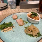 大喜楼 - 本日の前菜5種盛り合わせ
      
      あん肝、ブリカルパッチョ、よだれどり、干し豆腐と菜の花のお浸し、くらげの冷菜
      