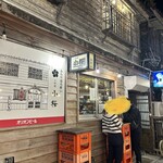 小桜 - お店の前に立ち呑みスペースもあり、席空くまで呑んでたりもできます。