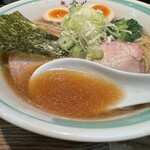 Menichi Kicchou - 鶏の旨味でふっくらまろみの中華そばに対して、魚介系の旨みの支那そばはキリッとシャープな仕上がり