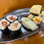 Sushi Yoshitake - よろず丼の具でもある マグロやいか たこ 隠し味に 梅肉を混ぜ合わせた 巻物 (◍ ´꒳` ◍)b
