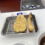 Tempura Dokoro Hirao - 揚げたてが次々に！写真はササミとエビです