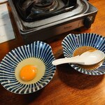 Tsurukame Shiyokudou - 生卵と特製タレで食べます