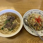 百万堂 - 料理写真:黄ぃ色の肉(肉入り黄そば)と焼めし