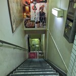 Koshitsu Izakaya Torichan - 階段を降りたら店内