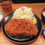 Tonkatsu Aoki - サクサクした衣が肉の柔らかさを引き立てる。上ロースかつ定食 1500円