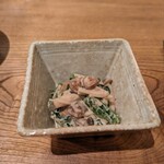 蕎麦前 小まつ - お通しの「シメジと春菊の胡麻和え」