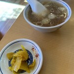 栄華 - 定食に付くスープと漬物