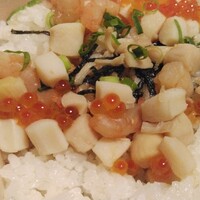 卓楽 - エビとイタヤガイとイクラが散りばめられています