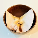 鶴屋吉信 JR京都伊勢丹店 - お餅をお椀に割ってお湯を注ぐとおしるこになります