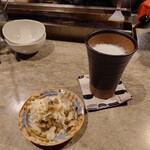 鉄板とお酒 宗や - 生ビールグラスとすぐき入りポテサラハーフ