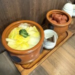百年亭 - 白菜のお漬物と梅干し