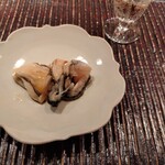 豊後もん 江とう - これまた豊後水道の牡蠣を生牡蠣で。少し醤油かけてあります。やや小ぶりですが風味は濃厚で美味しい牡蠣でした。この牡蠣で色々な料理を作って欲しいなぁ。