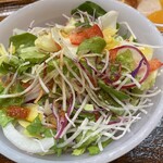 中国料理 頤和園 - 刺身のツマレベルまで細く、包丁でカットされた大根サラダ。