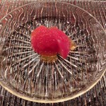 豊後もん 江とう - 揚物の後の口直しにトマト。最近の甘いだけのヤツとは違い、旨味香り酸味のしっかりある昔ながらのヤツ。めっちゃ旨い。皮部分が旨いのであえて湯剥きしないで提供。かけてあるのは甘鯛から抽出した出汁のジュレ。