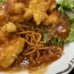 中国料理 頤和園 - 堅焼きそばが敷いてありました。